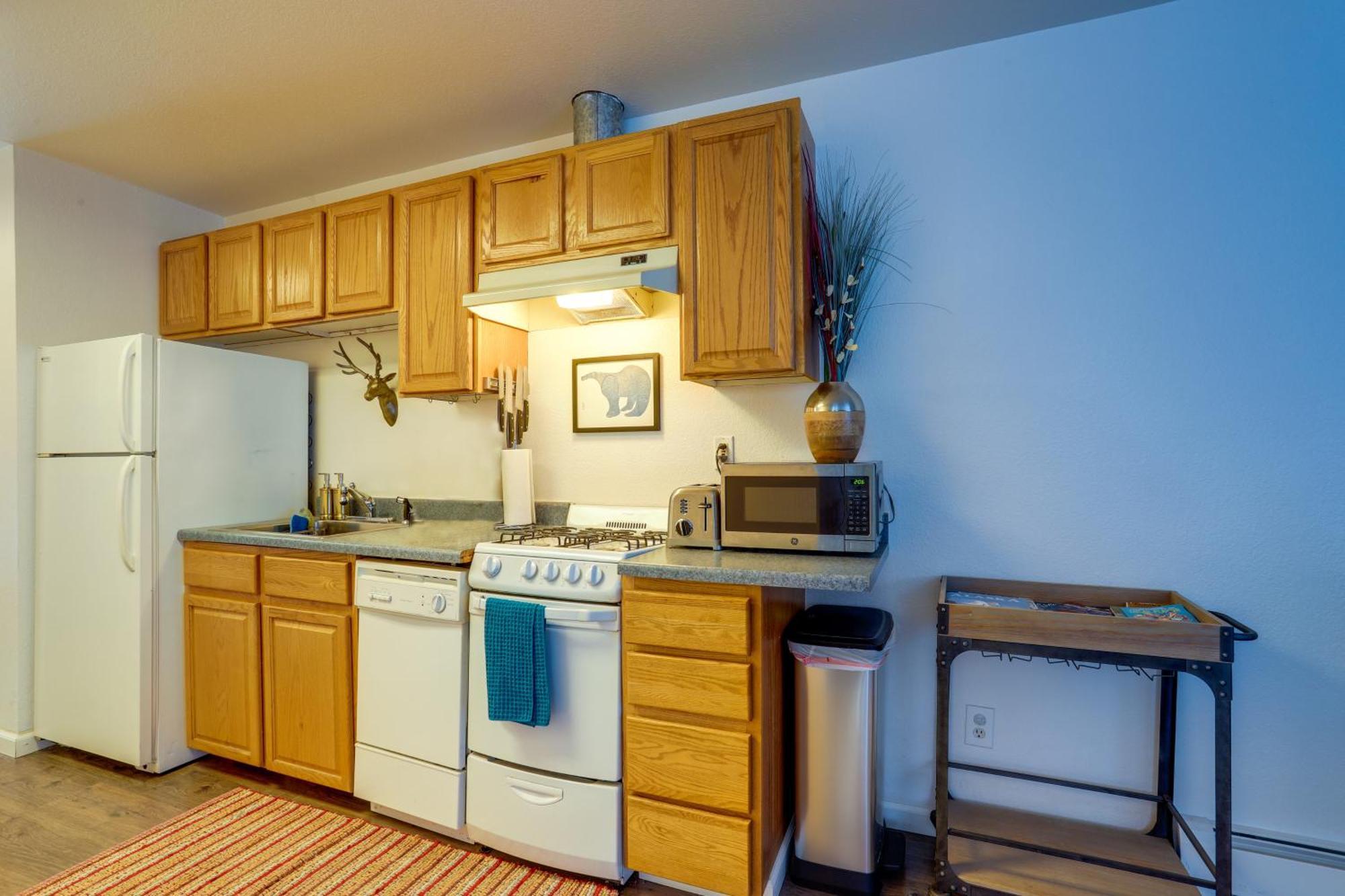 Waterfront Apt, Walk To Town And Coastal Trail! Apartment