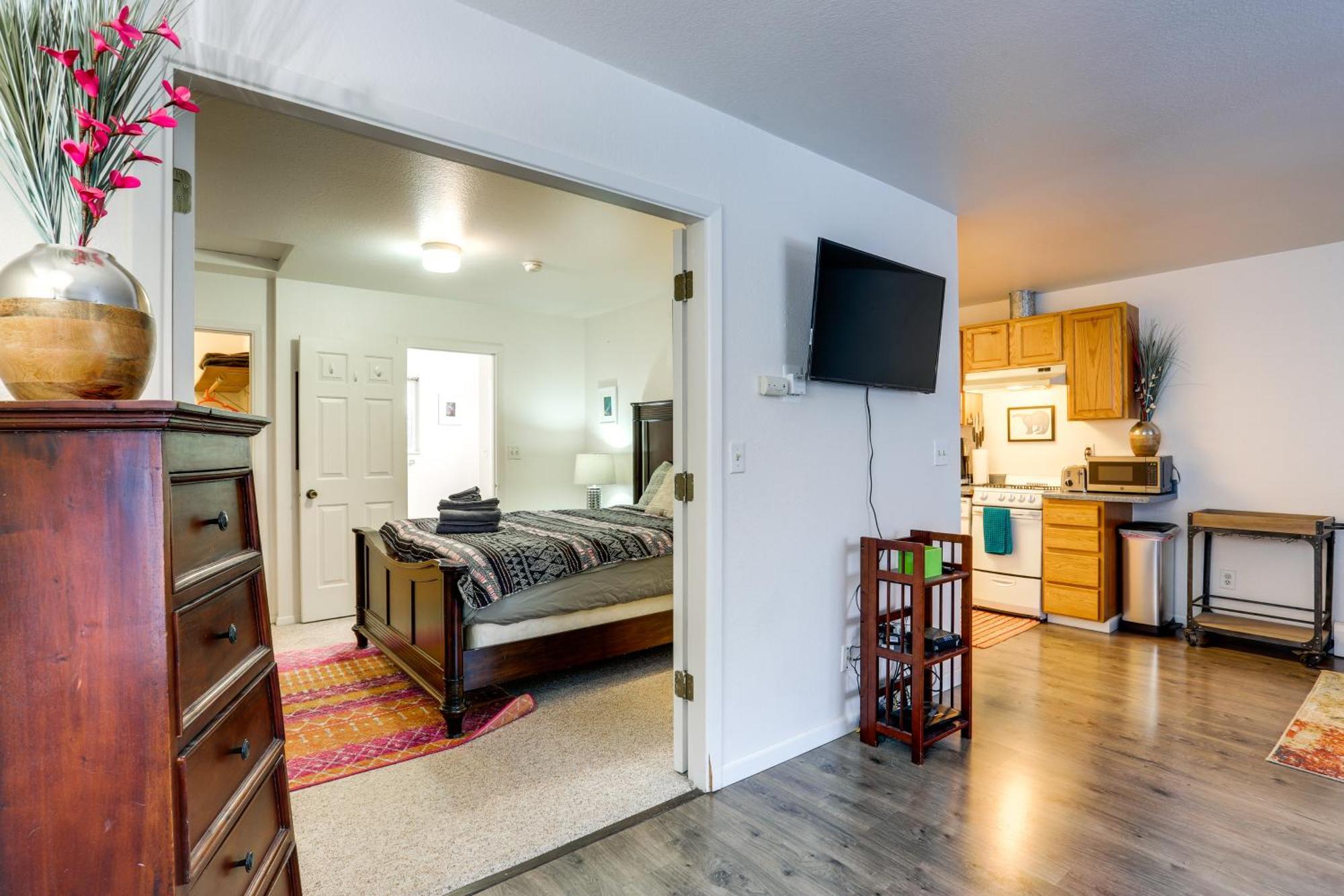 Apartment Waterfront Apt, Walk To Town And Coastal Trail! *