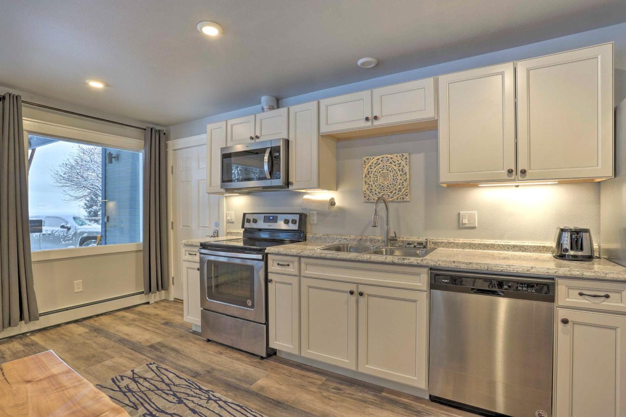 Modern Getaway, Steps From Coastal Trail Anchorage