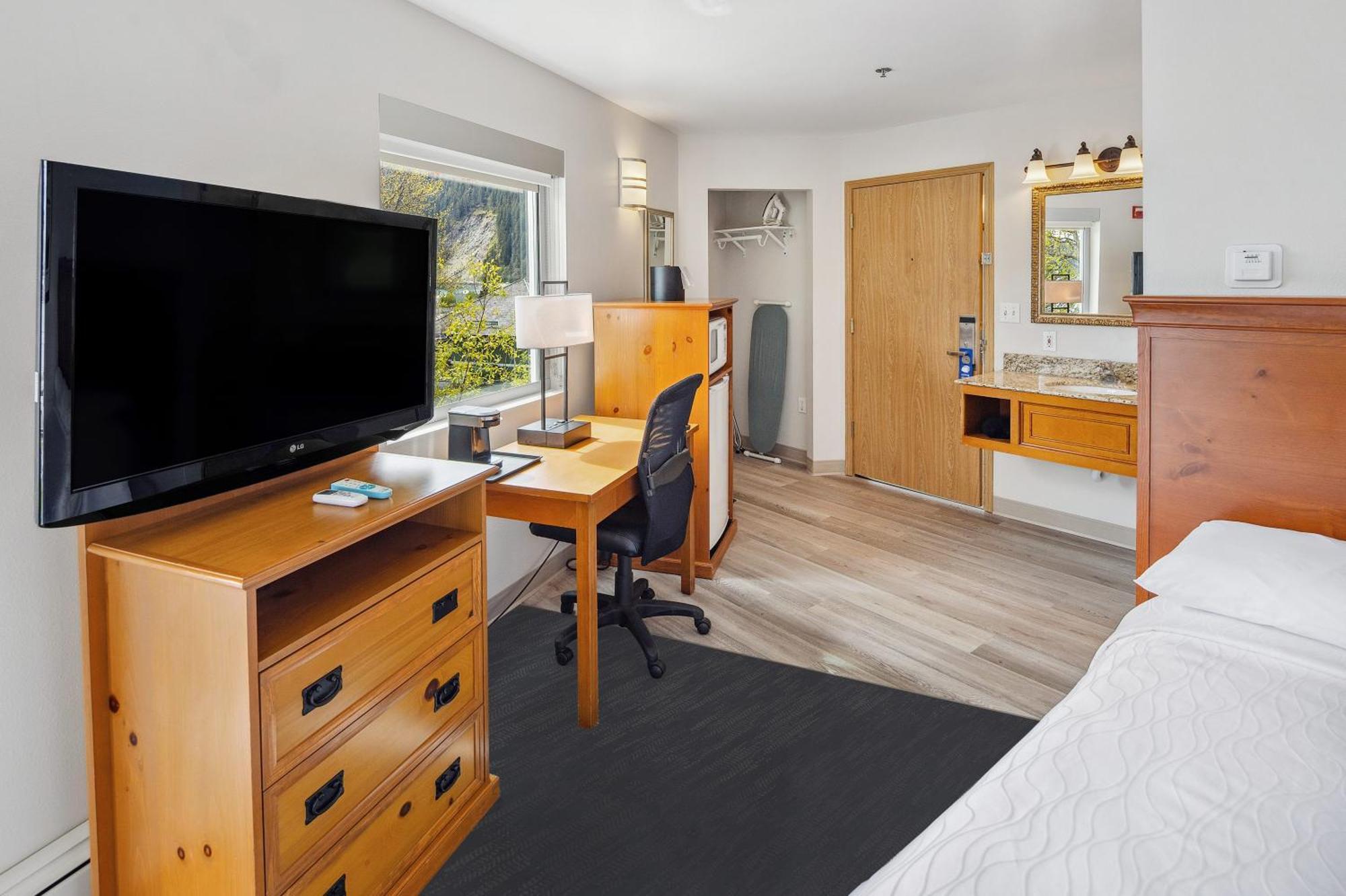 Edgewater Hotel 3*