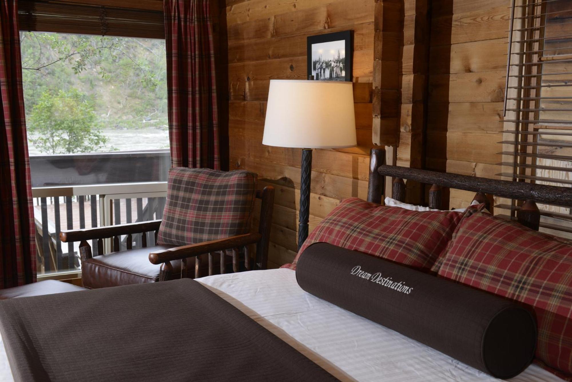 Lodge Denali Grizzly Bear *