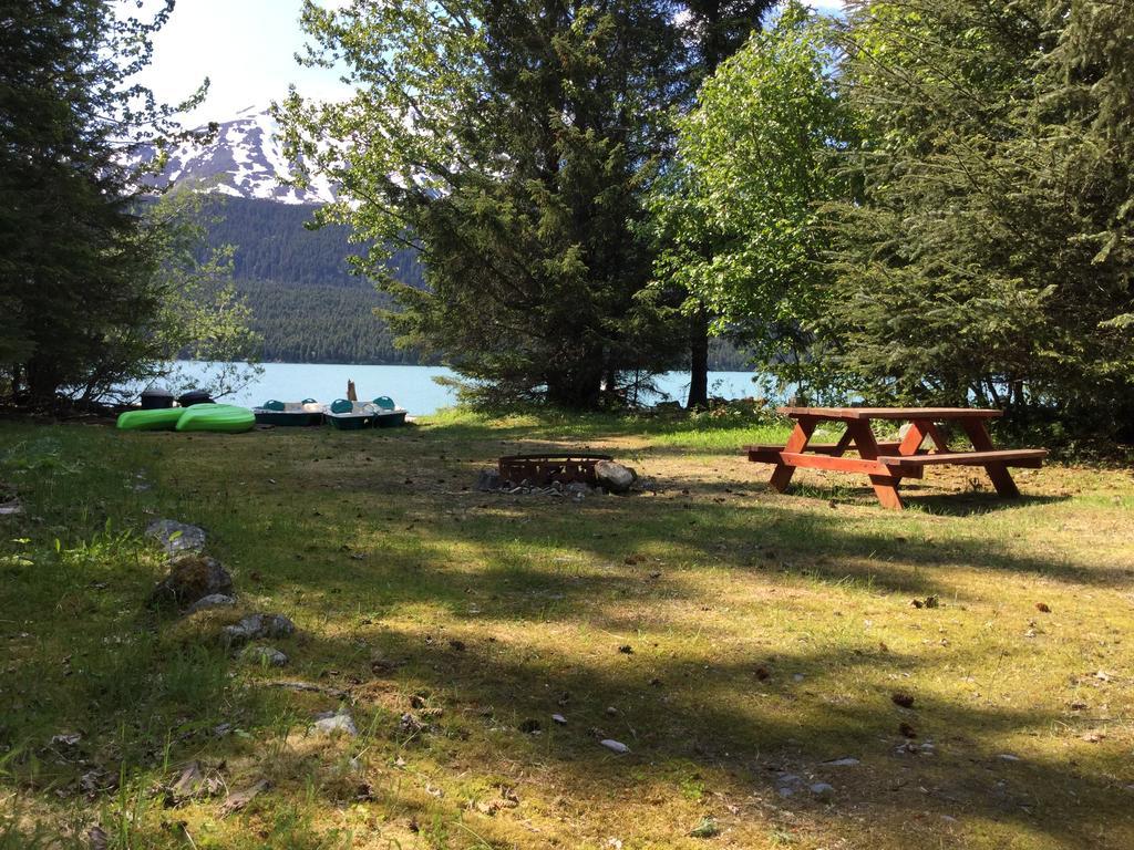 Resort Renfro's Lakeside Retreat
