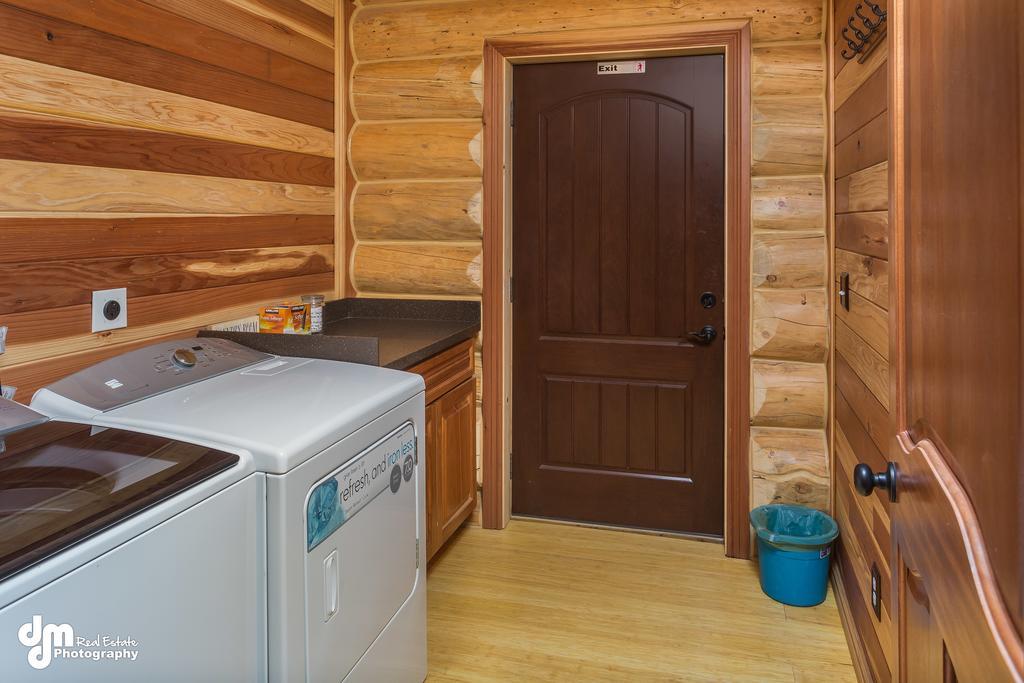 Alaska Knotty Pine 3* Palmer