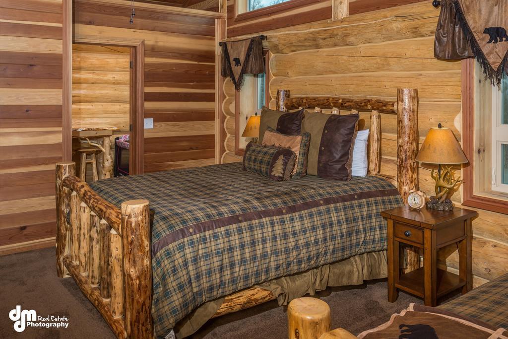 Alaska Knotty Pine Palmer