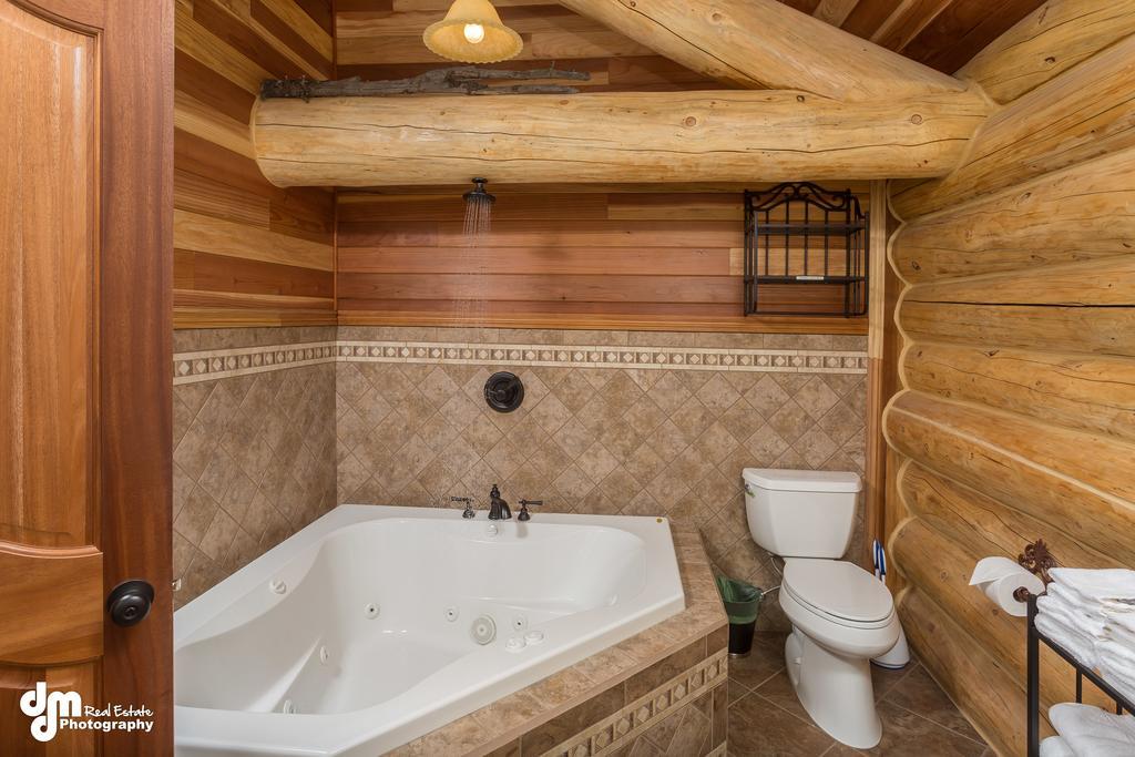 Alaska Knotty Pine 3*