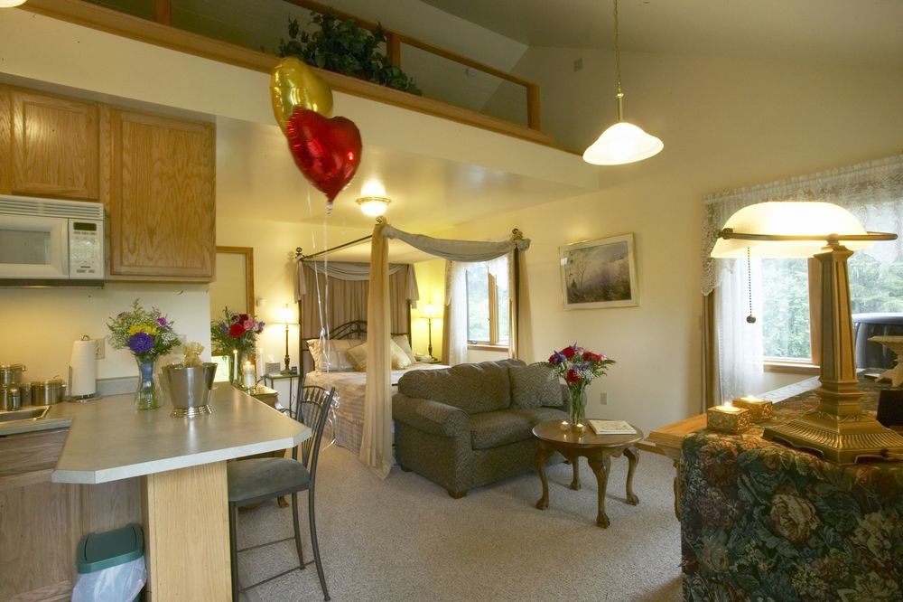 Pearson's Pond Luxury And Adventure Bed & Breakfast
