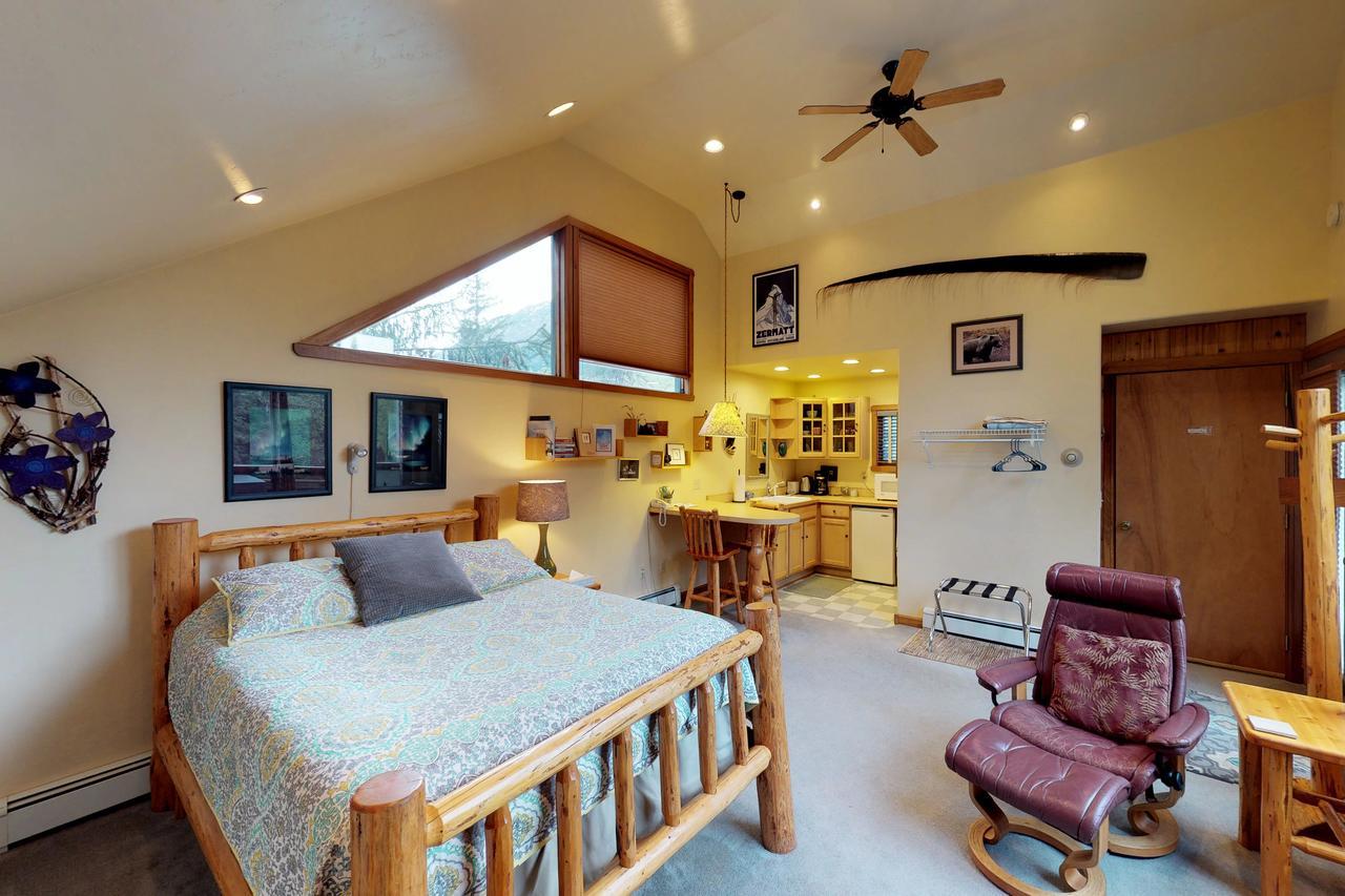 Crow Creek Hotel