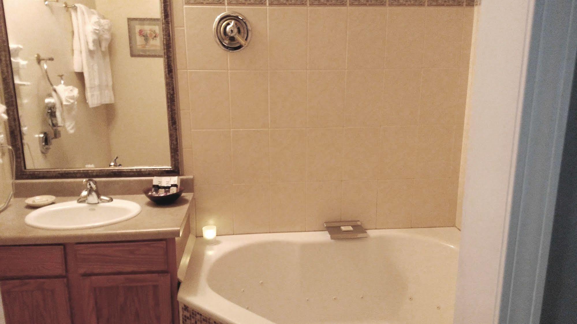 Pearson's Pond Luxury And Adventure Bed & Breakfast 4*