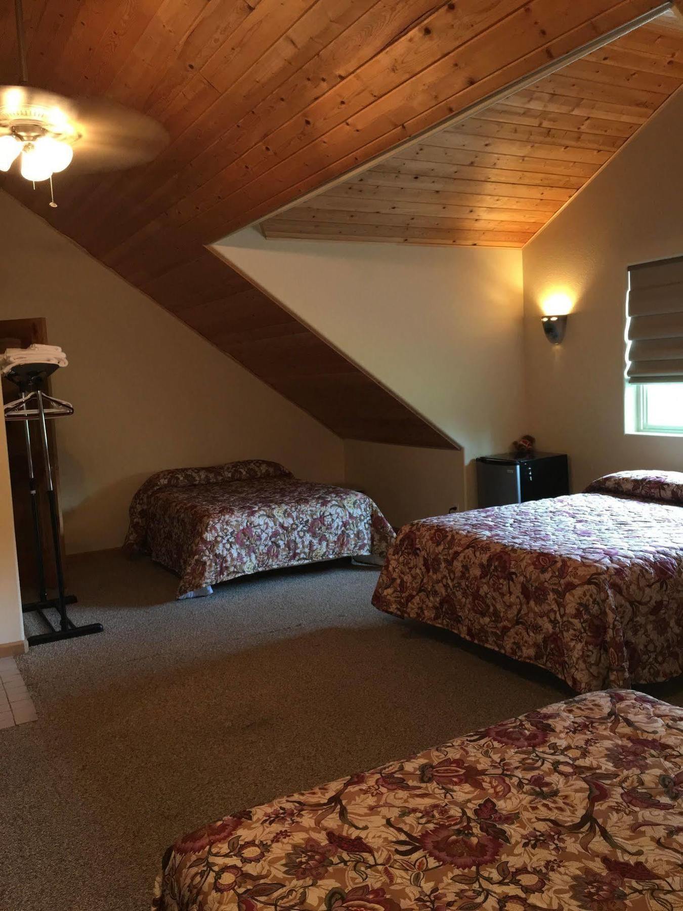 Twin Peaks Lodge And Rv Park