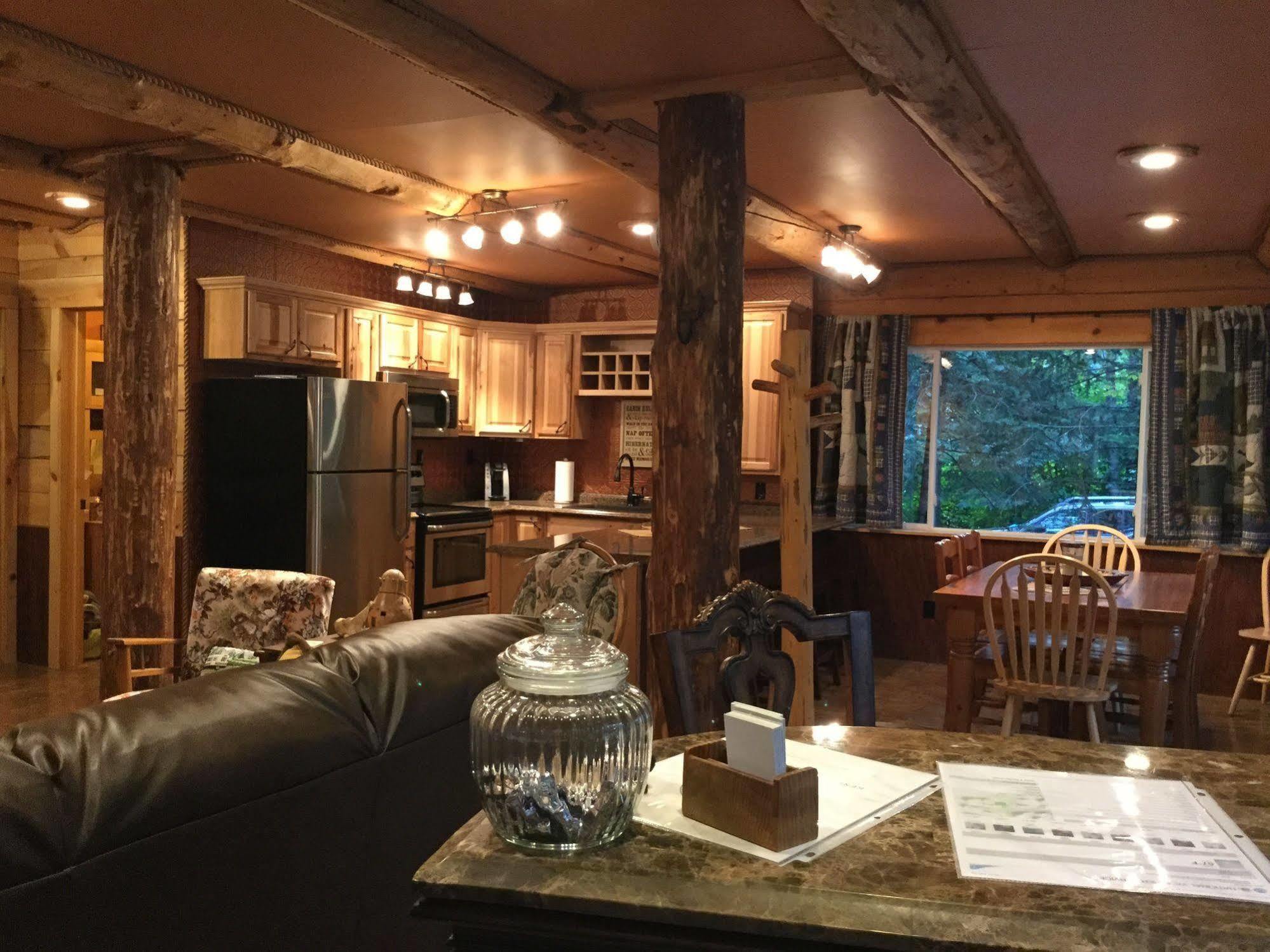 Resort Renfro's Lakeside Retreat *