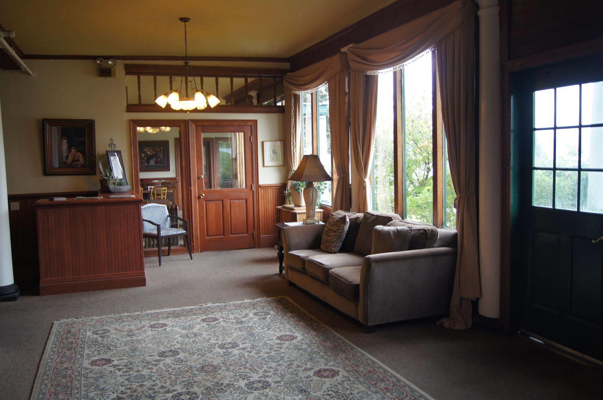 Hotel Halsingland Haines