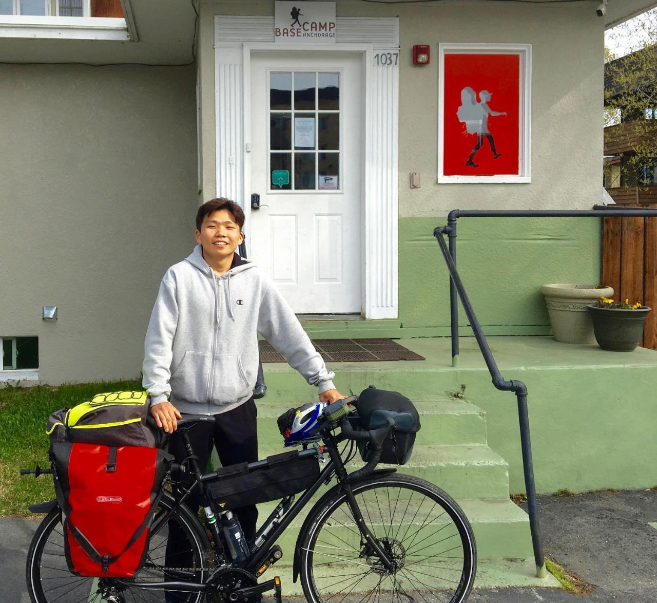 Base Camp Hostel *