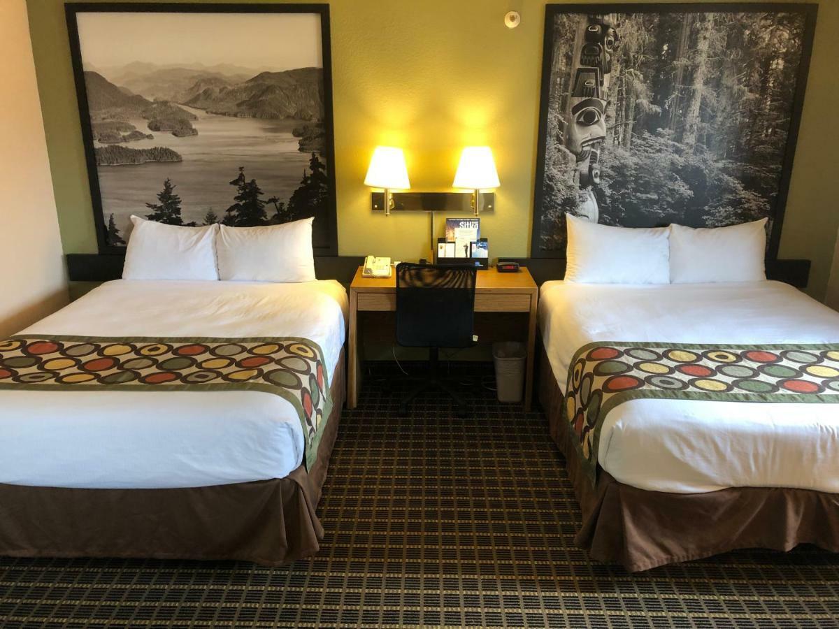 Super 8 By Wyndham Hotel