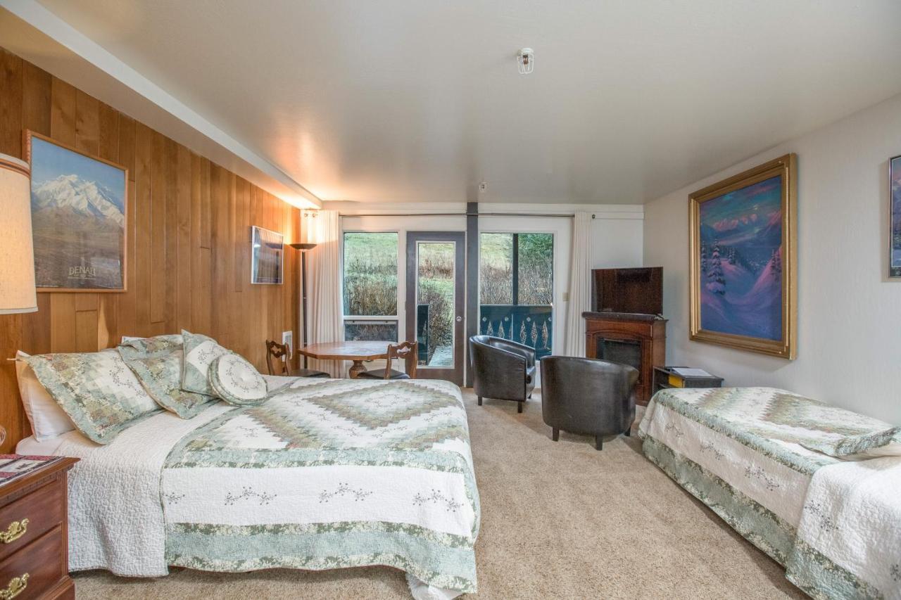 Hotel East #208