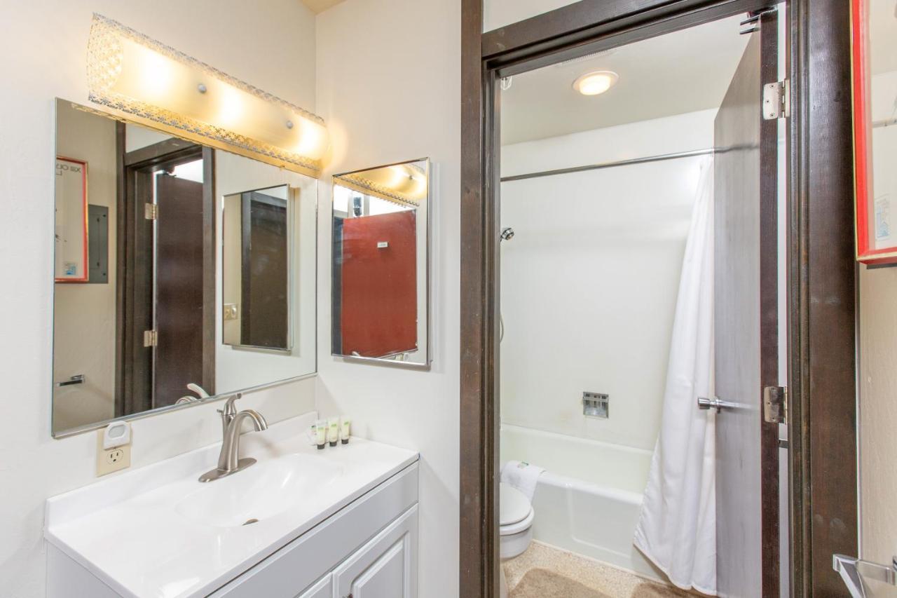 Hotel East #208