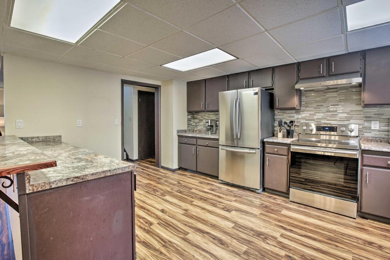 Lakefront Unit, 1 Mile To Pioneer Park! Holiday home