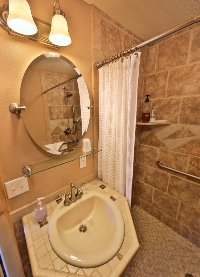 Sea Parrot Bed & Breakfast 2*