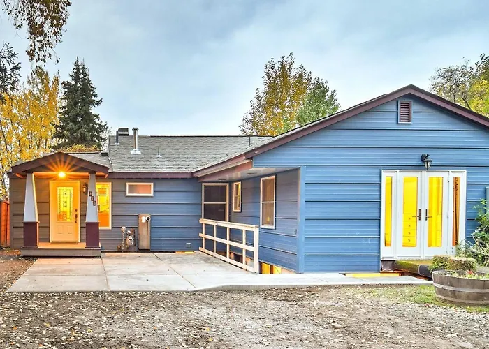 Downtown Anchorage Home, 1 Block To Coastal Trail!