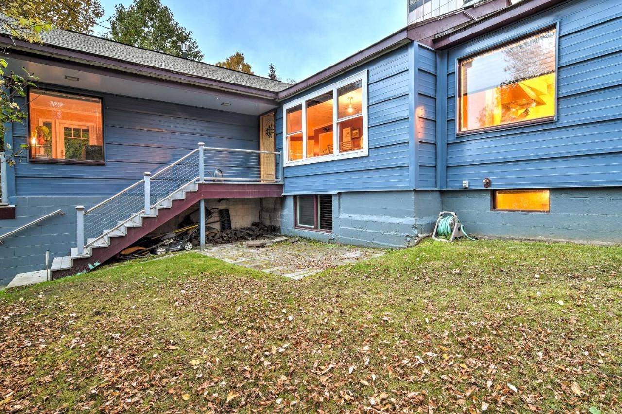 Downtown Home, 1 Block To Coastal Trail! Holiday home *