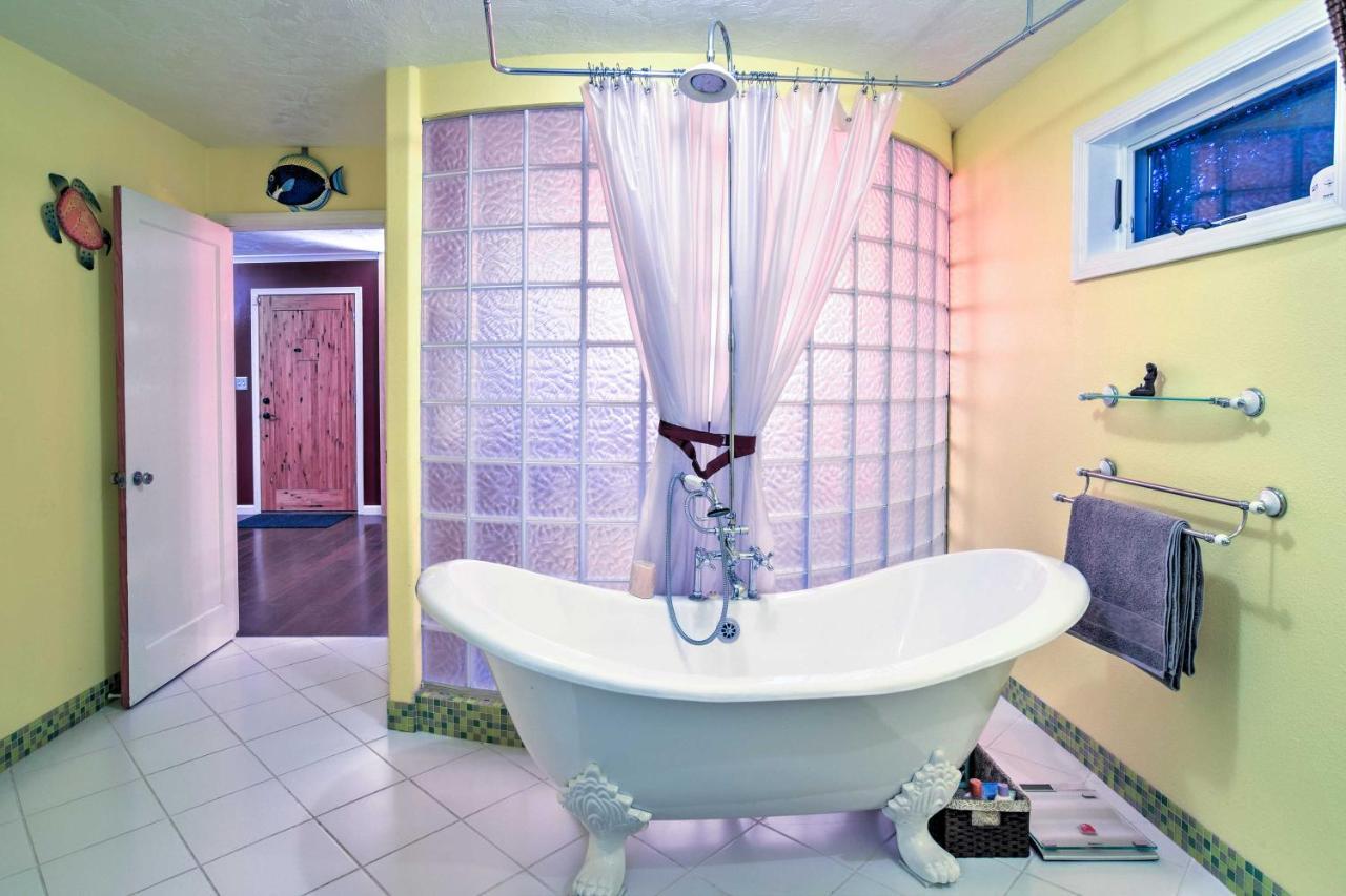 Holiday home Downtown Home, 1 Block To Coastal Trail!