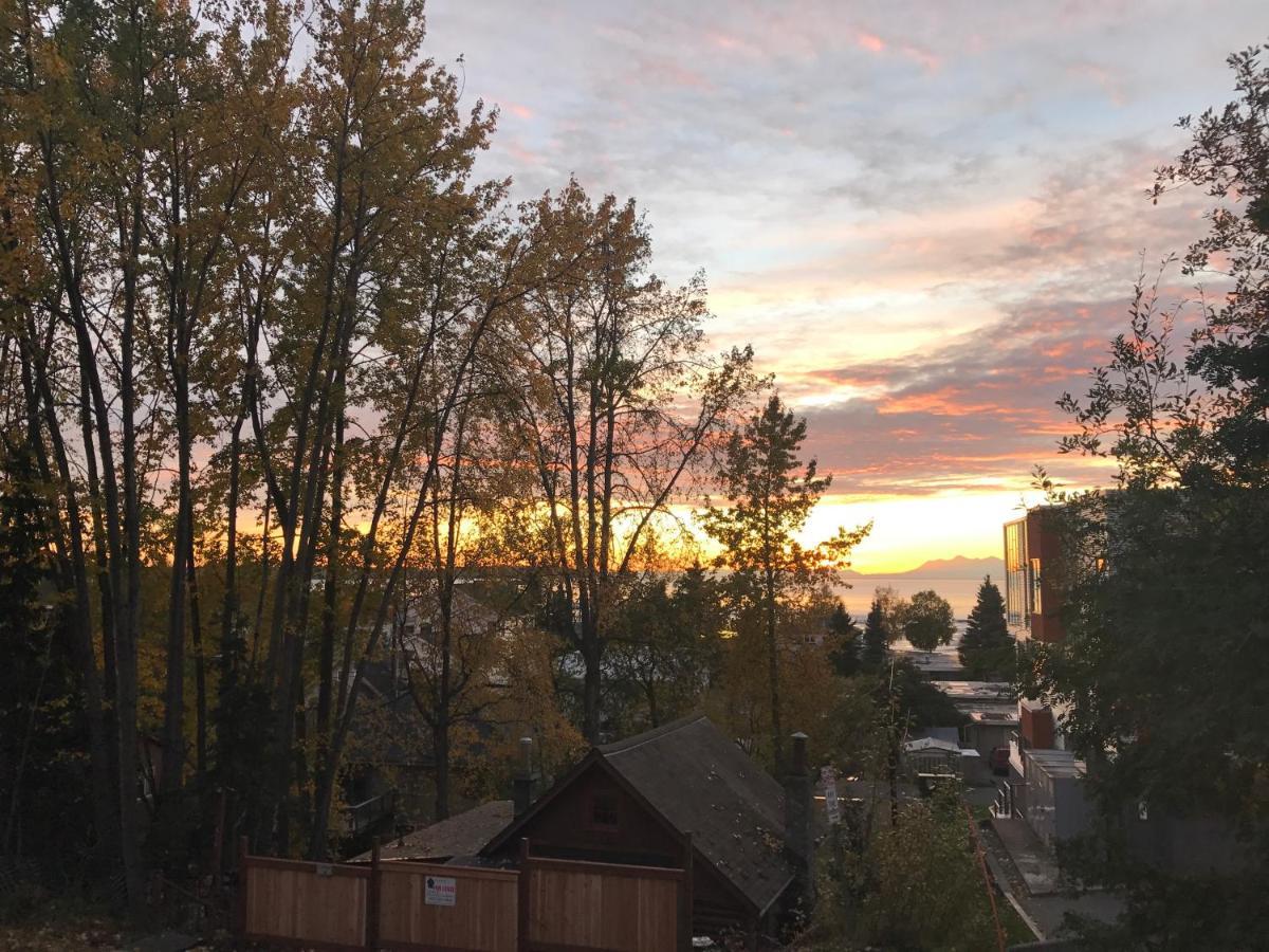 Downtown Home, 1 Block To Coastal Trail! Holiday home