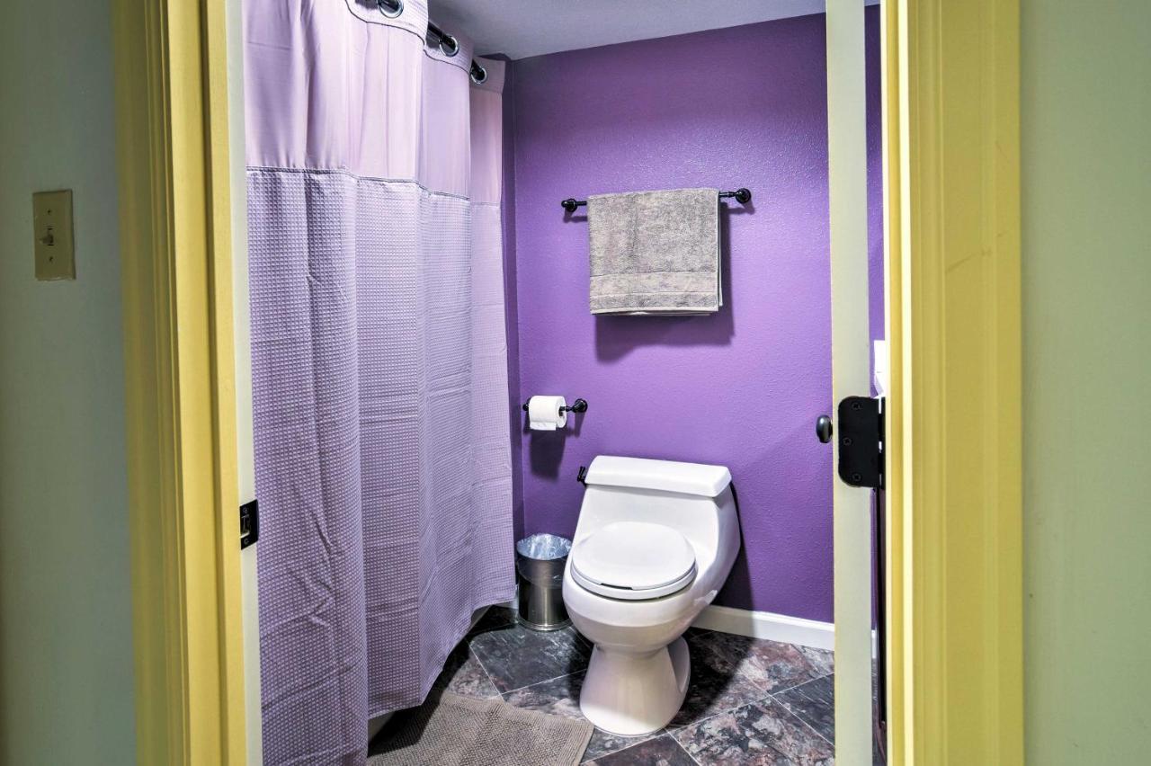 Downtown Home, 1 Block To Coastal Trail! Holiday home