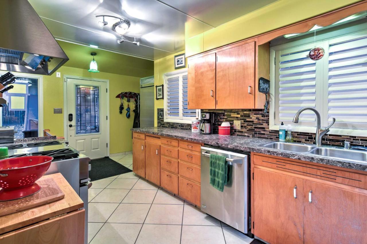 Downtown Home, 1 Block To Coastal Trail! Holiday home *