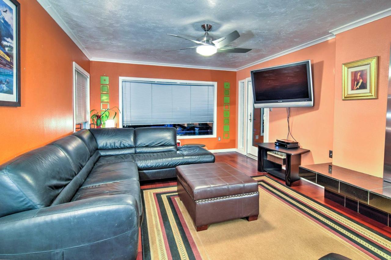 Holiday home Downtown Home, 1 Block To Coastal Trail! *